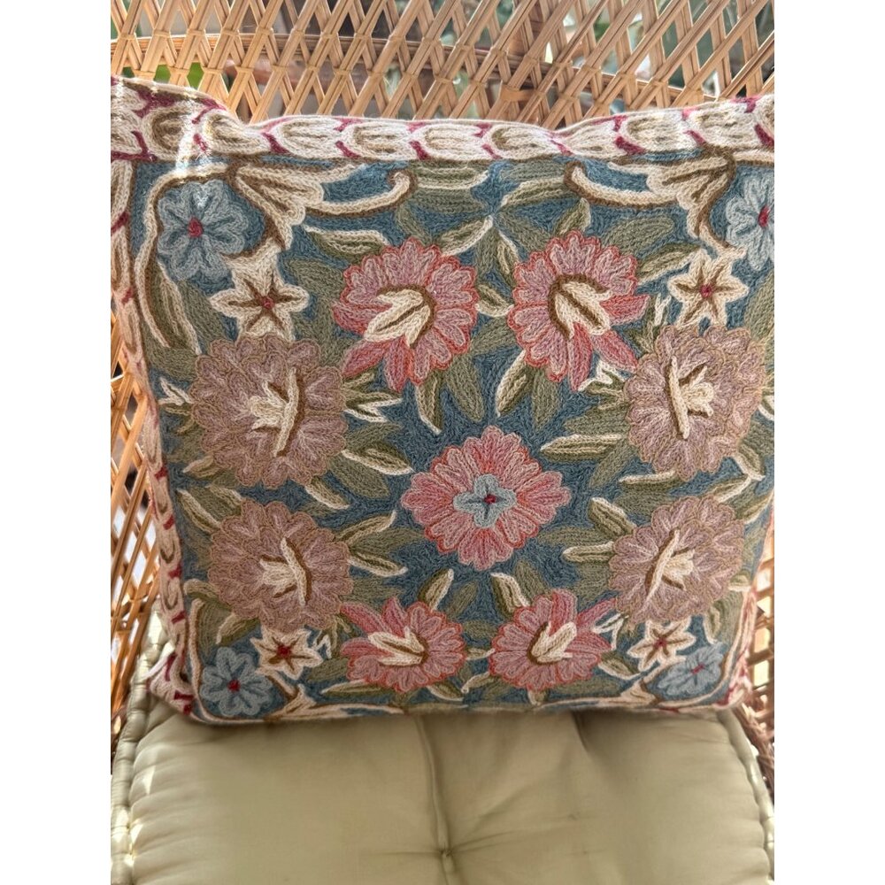 Vintage 80s Floral Wool Crewel Chainstitch Embroidery Accent Pillow 15x16" - Picture 9 of 10
